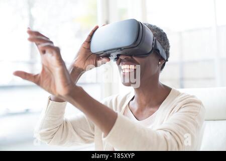 Frau mit VR-Headset Stockfoto