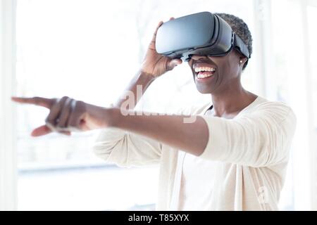 Frau mit VR-Headset Stockfoto