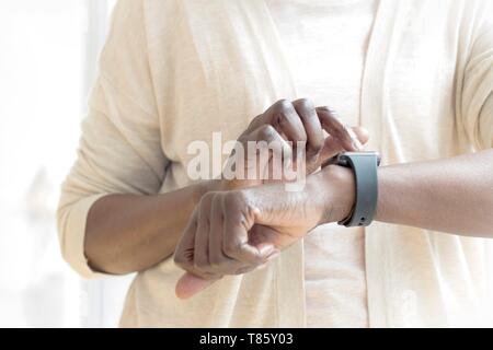 Frau fitness Tracker Stockfoto
