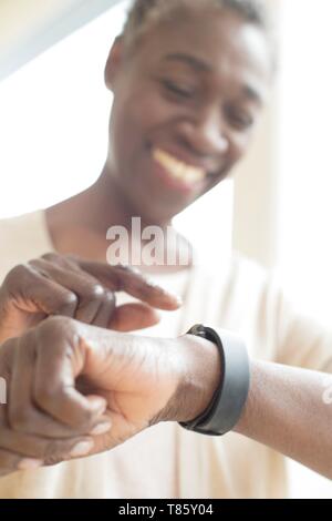 Frau fitness Tracker Stockfoto