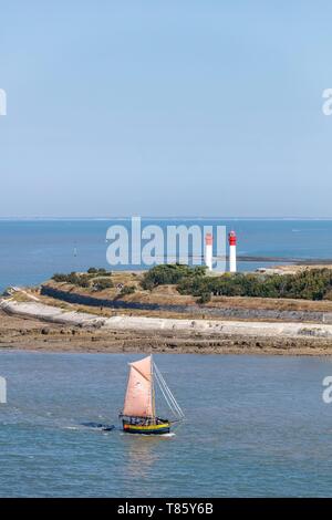 Frankreich, Charente Maritime, L'Ile d'Aix, Segelboot und die Leuchttürme (Luftbild) Stockfoto
