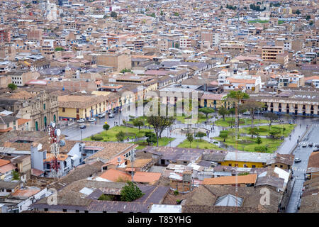 Plaza de Armas oder Hauptplatz von Cajamarca aus der beliebten Aussichtspunkt auf dem Hügel oder Cerro de Santa Apolonia, Cajamarca, Peru gesehen Stockfoto