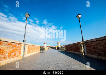 Palmen Brücke über den Fluss Guadiana in Badajoz Stockfoto