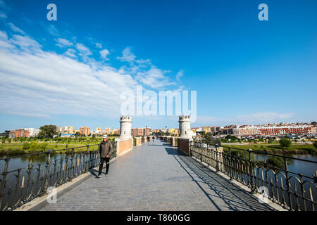 Palmen Brücke über den Fluss Guadiana in Badajoz Stockfoto