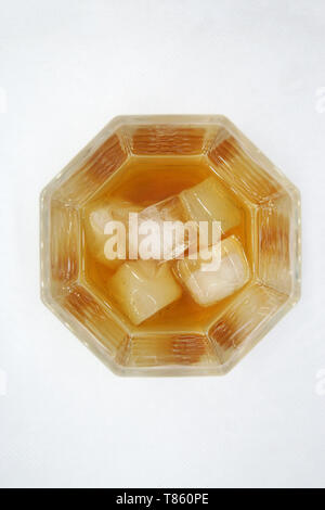 Whiskey auf Eis in ein Glas. Whisky mit Eiswürfel. Stockfoto