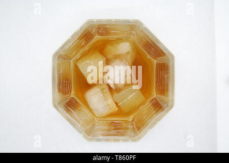 Whiskey auf Eis in ein Glas. Whisky mit Eiswürfel. Stockfoto