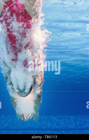 Schwimmer Tauchen in pool Stockfoto