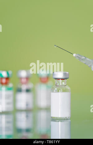 Spritze und Impfstoff Durchstechflaschen Stockfoto