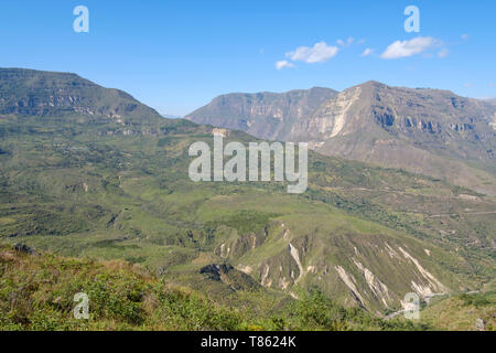 Ausblick die beeindruckende Landschaft mit dem Fluss Cocahuayco im Hintergrund während der gocta Wasserfall Wanderung in der Provinz Chachapoyas, Peru bewundern. Stockfoto