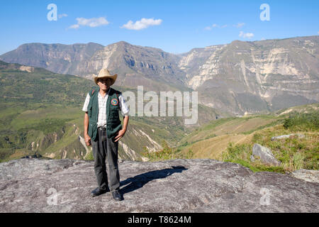 Portrait der lokalen Führer namens Antonio bei der Suche die beeindruckende Landschaft während der gocta Wasserfall Wanderung in der Provinz Chachapoyas, Peru zu bewundern. Stockfoto