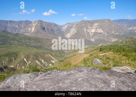 Ausblick die beeindruckende Landschaft mit dem Fluss Cocahuayco im Hintergrund während der gocta Wasserfall Wanderung in der Provinz Chachapoyas, Peru bewundern. Stockfoto