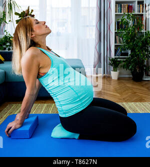 Schwangeren Yoga zu Hause Stockfoto