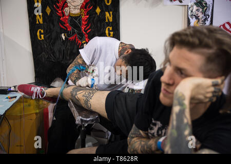 Ein tattoo Artist gesehen Arbeiten an einen Kunden während der Internationalen Tattoo-convention. Tausende von Tattoo Künstler der ganzen Welt während des 13 Athens International Tattoo Convention nahmen und sie auch Tattoos für Menschen, die interessiert waren. Stockfoto