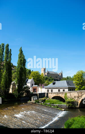 Eresma Fluss und Alameda Park in Segovia, Spanien Stockfoto