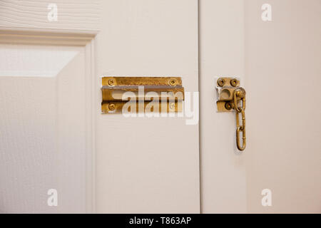 Unsichere home mit einem gebrochenen Kette, die Tür sichern soll Stockfoto