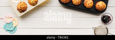 Blick von oben auf die leckere Cupcakes und Backen Tools auf Holztisch mit Kopie Raum Stockfoto