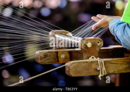 Kambodscha, Kompong Thom, Handwerk, Silk Farm, unwiding Stockfoto