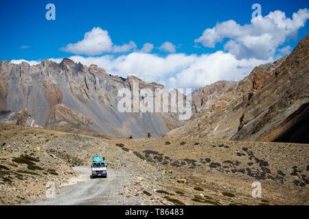 Indien, Bundesstaat Jammu und Kashmir, Himalaya, Ladakh, Zanskar, Hanupatta, Auto auf die Spur des Sisir La Pass (4760 m) in Richtung Photoksar Stockfoto