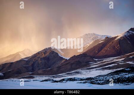 Indien, Bundesstaat Jammu und Kashmir, Himalaya, Ladakh, Hemis Nationalpark, Trekking von gekühlt und Chogdo im markha Valley, Schnee auf den Bergen oberhalb der Ebene von Nimaling (4840 m) Stockfoto