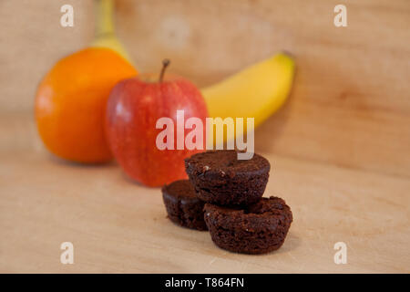 Brownies in den Vordergrund mit lecker aussehenden Frucht im Hintergrund Stockfoto