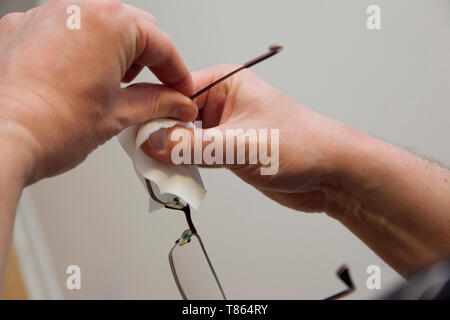 Mit einer Reinigung wischen Sie Schmutz aus ein paar Gläser zu entfernen. Stockfoto