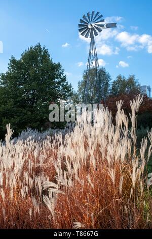 Frankreich, Paris, Quartier des Batignoles, Martin Luther King Park, sanierte auf ehemalige SNCF Eigenschaft, wind turbine Stockfoto