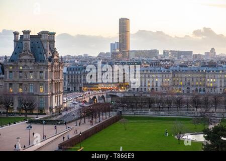 Frankreich, Paris, Jardin des Tuileries, ein Flügel des Louvre und dem Turm Montparnasse Stockfoto