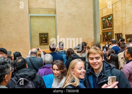 Frankreich, Paris, der Louvre, Masse vor Leonardo da Vincis Gemälde der Mona Lisa Stockfoto