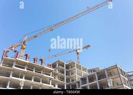 Entwicklung neuer City Bereich. Gebäude im Bau. zwei Kräne, die auf der riesigen Baustelle Stockfoto