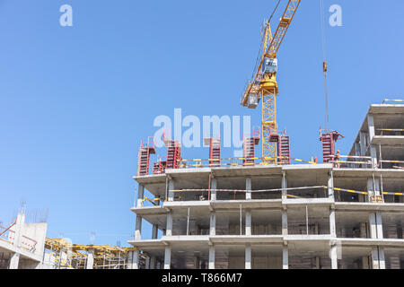 Multi-level konkrete Gebäude im Bau mit Tower Crane. die Entwicklung von neuen Wohngebiet Stockfoto