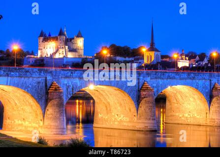 Frankreich, Maine et Loire, Loire-Tal UNESCO Weltkulturerbe, das Schloss von Saumur und die Loire in der Nacht Stockfoto