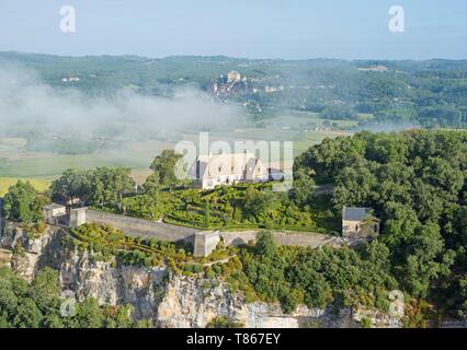 Frankreich, Dordogne, Perigord Noir, Dordogne Tal, Vezac, Les Jardins du Chateau de Marqueyssac, Park und Schloss (Luftbild) Stockfoto