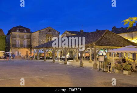 Frankreich, Dordogne, Perigord Pourpre, Dordogne, beschriftet Les Plus beaux villages de France (Schönste Dörfer Frankreichs), Rue des Cornieres in der Bastide, die Halle Stockfoto