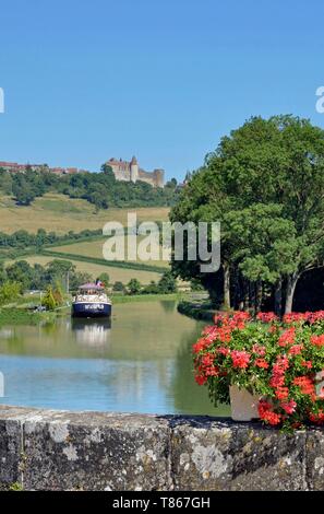 Frankreich, Cote d'Or, Canal de Bourgogne auf der Ebene von Vandenesse Dorf, im Hintergrund die Burg von Chateauneuf en Auxois Stockfoto