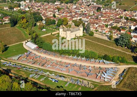 Frankreich, Cote d ' or, Savigny Les Beaune, das Schloss und die Kämpfer Flugzeuge Museum (Luftbild) Stockfoto