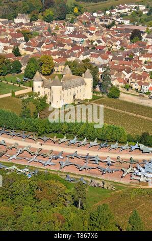 Frankreich, Cote d ' or, Savigny Les Beaune, das Schloss und die Kämpfer Flugzeuge Museum (Luftbild) Stockfoto