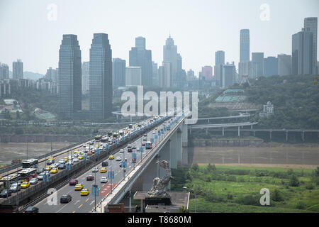 Chongqing, China - Mai, 21,2018: chongqing changjiang Brücke besetzt ist Alltag, Stockfoto