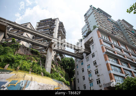 Chongqing, China - Mai, 21,2018: Der Zug durch das Gebäude, dieser Ort ist der Tourismus in Chongqing, China. Stockfoto