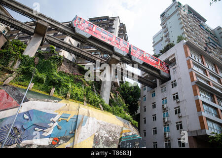 Chongqing, China - Mai, 21,2018: Der Zug durch das Gebäude, dieser Ort ist der Tourismus in Chongqing, China. Stockfoto