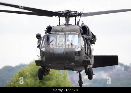 Ein U.S. Army UH-60 Blackhawk Hubschrauber, an Charlie Firma zugewiesen, 185 Assault Helicopter Bataillon, zieht aus der Landezone (LZ) im Krieg Hill Park, Taipei, Ga., 8. Mai 2019. Die jährliche Veranstaltung, die von der fünften Ranger Training Bataillon gehostet, gibt Förster eine Gelegenheit in Wasser Anlandungen tüchtig zu werden, während die lokalen Gemeinschaft eine Chance die Förster Zug in die Lake Lanier Bereich zu sehen. (U.S. Armee finden Foto: Staff Sgt. Austin Berner) Stockfoto