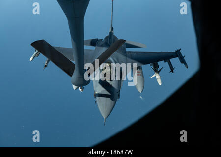 Eine F-16 CM Fighting Falcon von der 35th Fighter Wing, Misawa Air Base, bereitet mit einer KC-135 Stratotanker aus der 909 . Air Refuelling Squadron, Kadena Air Base, die während einer Übung vor der Küste von Japan, 8. Mai 2019 tanken. Die 909 . ARS hilft, eine freie und offene Indopazifik durch Luftbetankung nach US-Verbündeten und Partnern in den Verantwortungsbereich sicherzustellen. (U.S. Air Force Foto von Airman 1st Class Matthew Seefeldt) Stockfoto