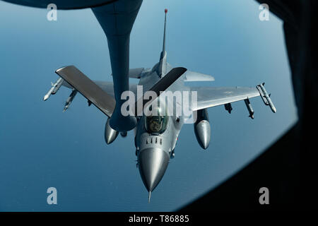 Eine F-16 CM Fighting Falcon von der 35th Fighter Wing, Misawa Air Base, bereitet mit einer KC-135 Stratotanker aus der 909 . Air Refuelling Squadron, Kadena Air Base, die während einer Übung vor der Küste von Japan, 8. Mai 2019 tanken. Die 909 . ARS hilft, eine freie und offene Indopazifik durch Luftbetankung nach US-Verbündeten und Partnern in den Verantwortungsbereich sicherzustellen. (U.S. Air Force Foto von Airman 1st Class Matthew Seefeldt) Stockfoto