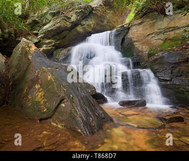 Basis des Oberen Kaskade Wasserfall in Hanging Rock State Park, North Carolina, malerische Natur Landschaft fotografieren. Stockfoto