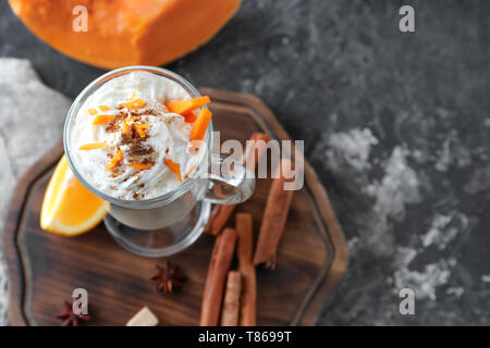 Glas Tasse Latte mit Kürbis und Zimt an Bord Stockfoto