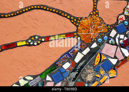 Buntes Mosaik Fliesen Dekoration im spanischen Stil, zerbrochenes Glas Art. Stockfoto