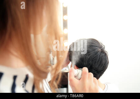 Professionelle Friseur arbeiten mit Kunden in Beauty Salon Stockfoto