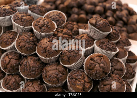 Frische leckere Muffins in Bäckerei Stockfoto