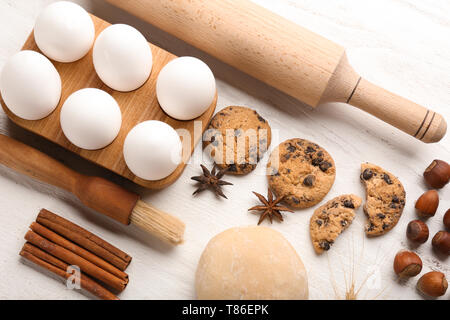 Zusammensetzung mit Cookies und Zutaten für die Zubereitung von Gebäck auf Holz- Hintergrund Stockfoto