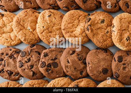 Leckere Cookies am Tisch, Ansicht von oben Stockfoto