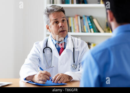 Reifen Arzt erklären, Therapie, die dem Patienten bei der Krankenhaus Stockfoto